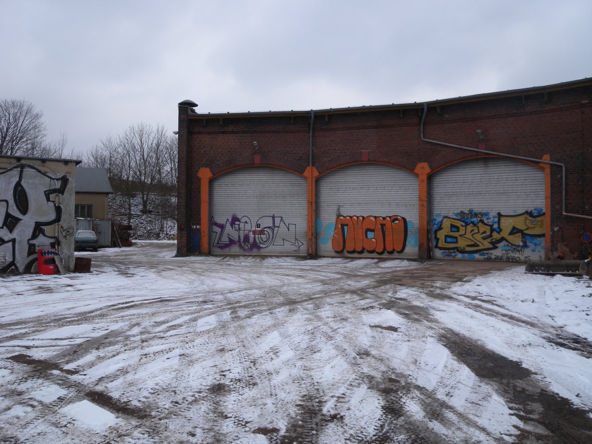 Graffiti Wall - Photo by barbara - neon, mucho, beef