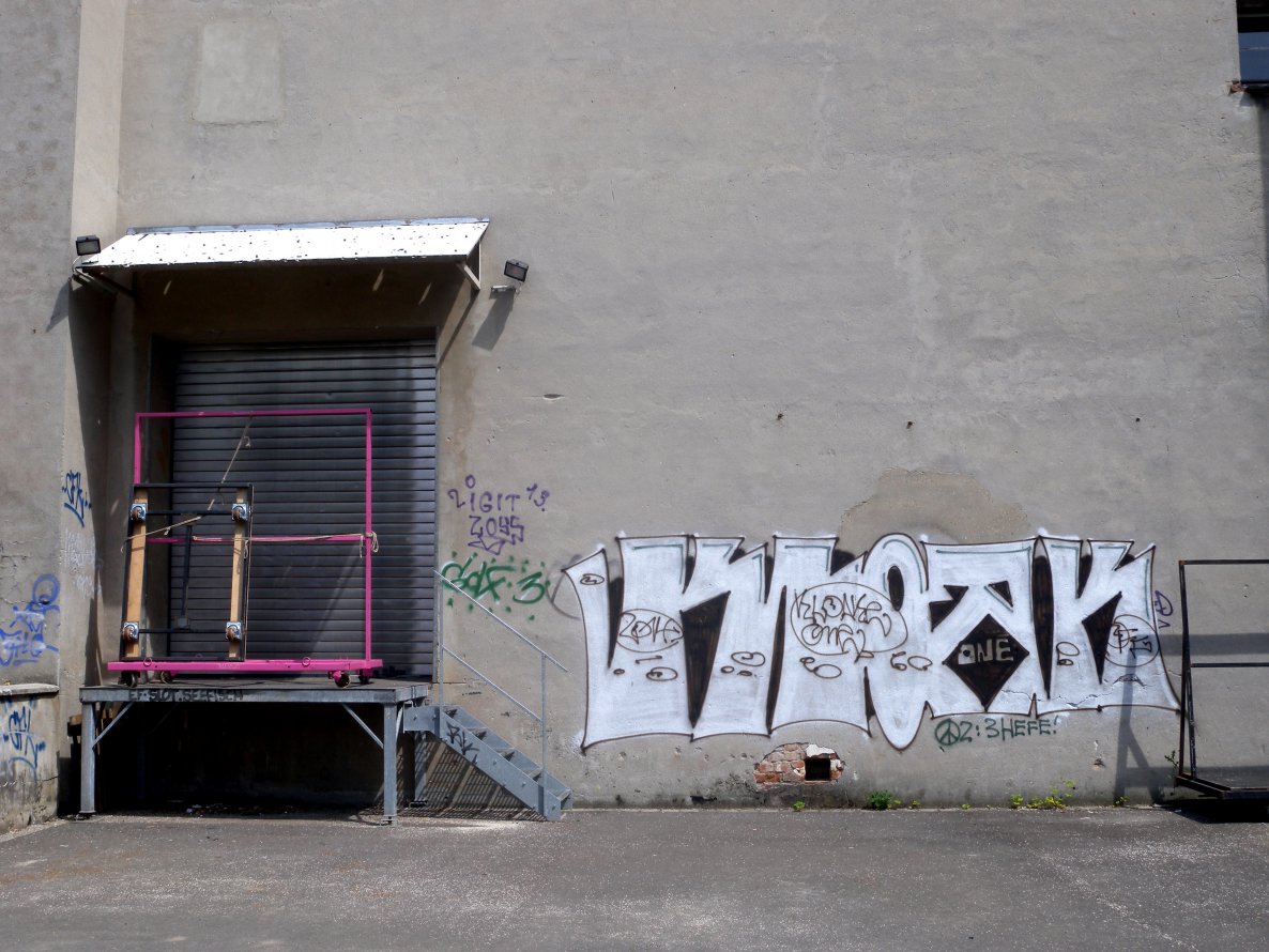 Graffiti Wall - Photo by barbara - kloak, one, off