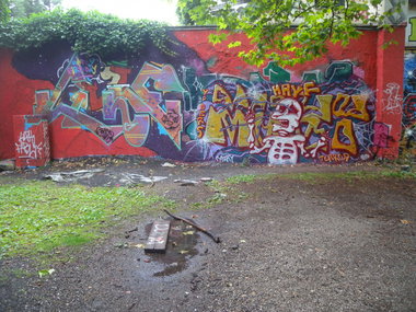 Graffiti Wall - Photo by barbara - calm, muky