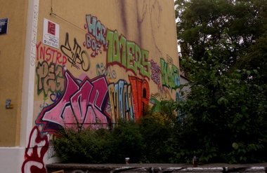 Graffiti Wall - Photo by barbara - llos, zitros, bof