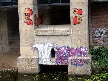 Graffiti Bombing - Photo by barbara - +-0, lapd, mc