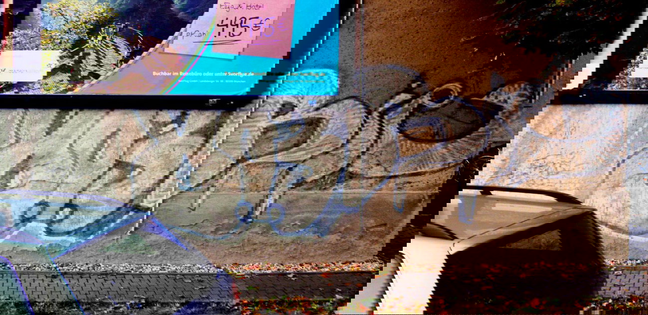 Graffiti Bombing - Photo by barbara - 803, rie