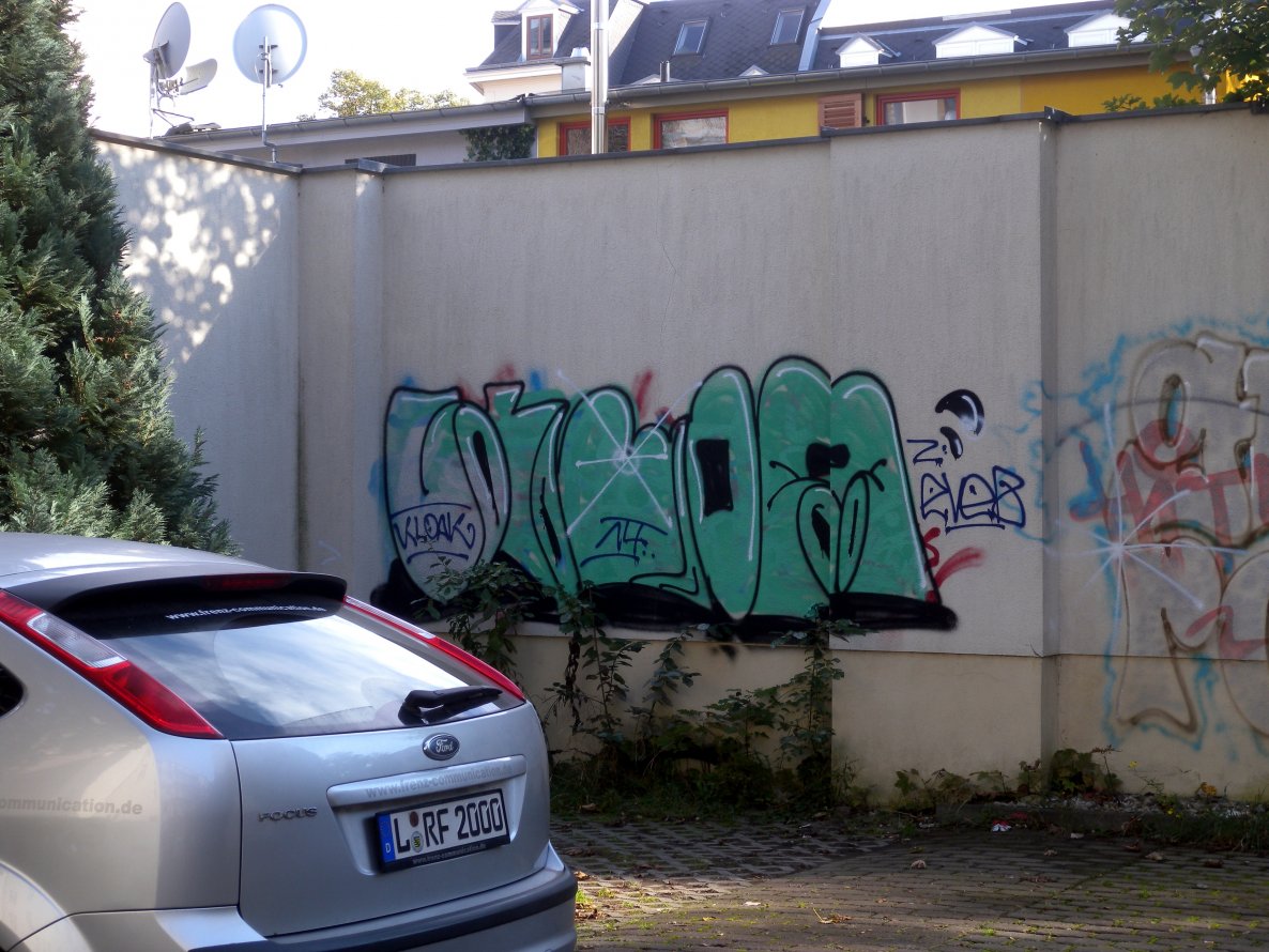 Graffiti Bombing - Photo by barbara - kloa, off