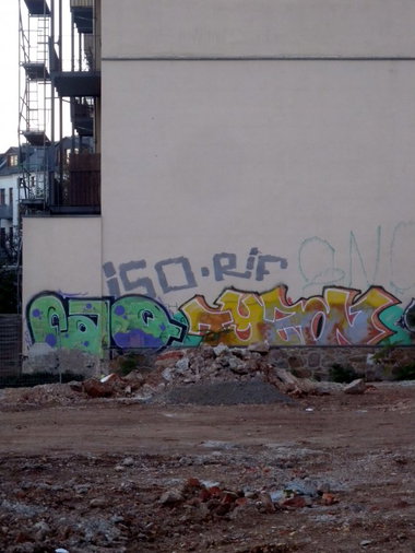 Graffiti Bombing - Photo by barbara - faq, tyzon