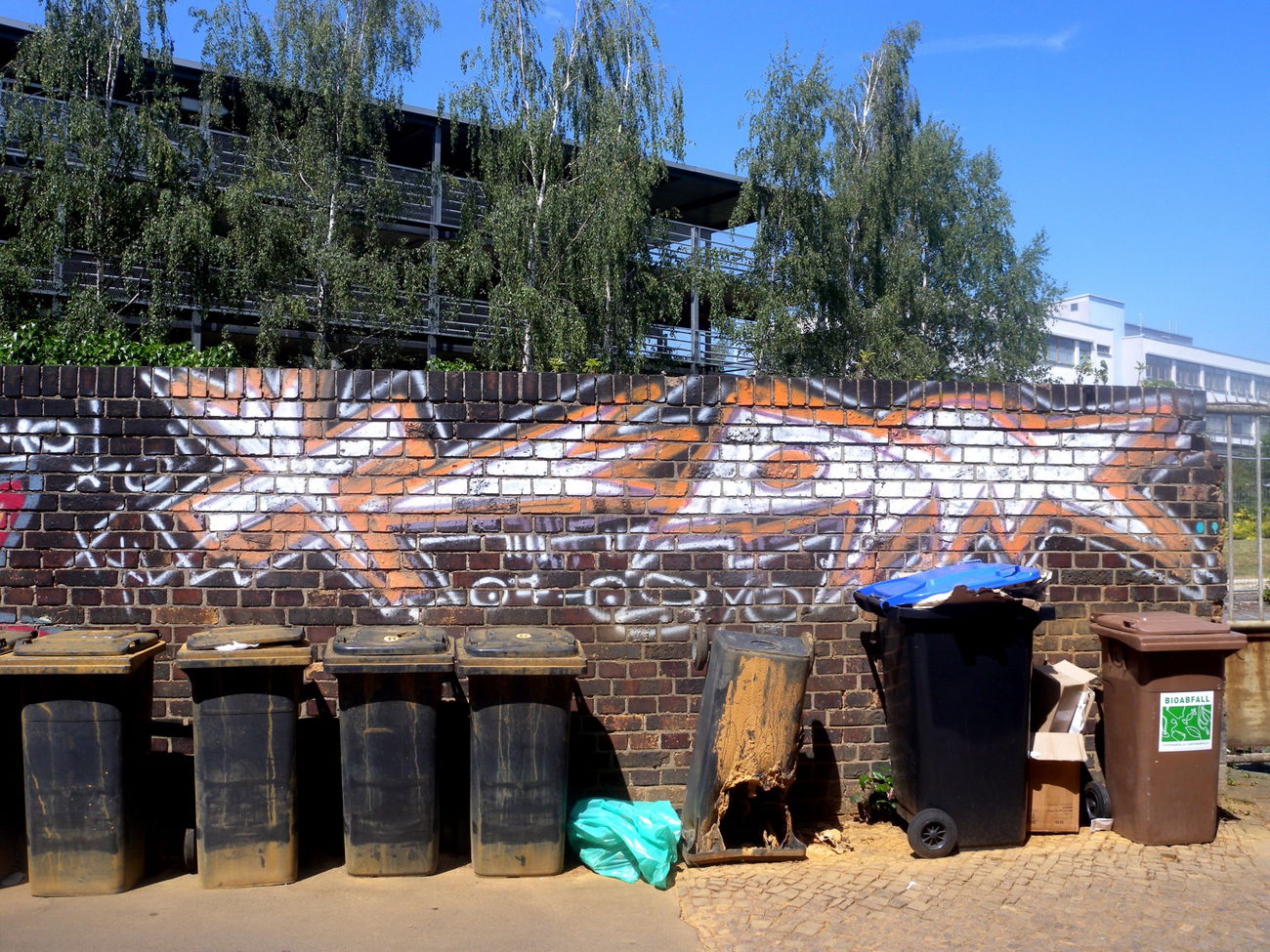 Graffiti Bombing - Photo by barbara - pmn, +-0