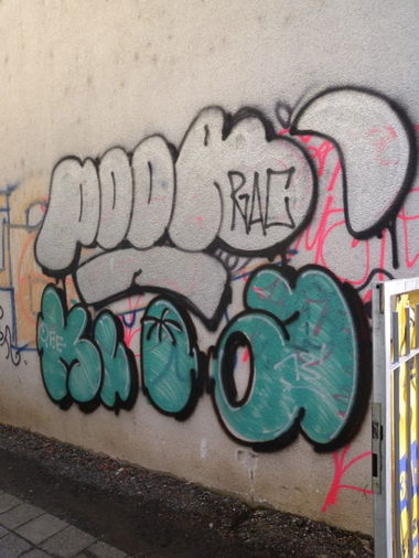 Graffiti Bombing - Photo by barbara - pour, kloa