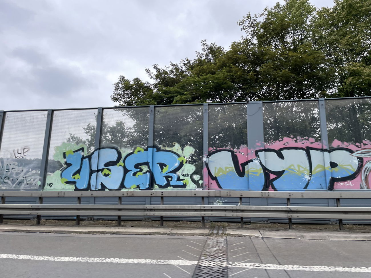 Graffiti Bombing - Photo by bergischbunt - user, lyp, wuppertal (2011)