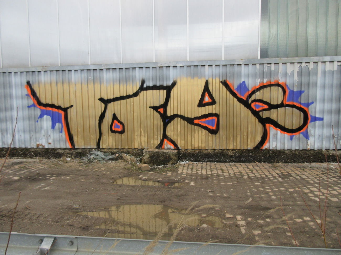 Graffiti Bombing - Photo by bergpunk