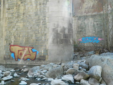 Graffiti Bombing - Photo by bergpunk - toy, grow (2016)