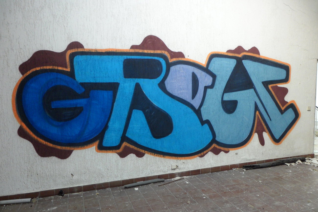 Graffiti Bombing - Photo by bergpunk - grow (2010)