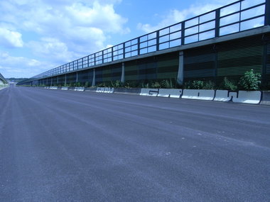 Graffiti Bombing - Photo by bergpunk - grow (2015)