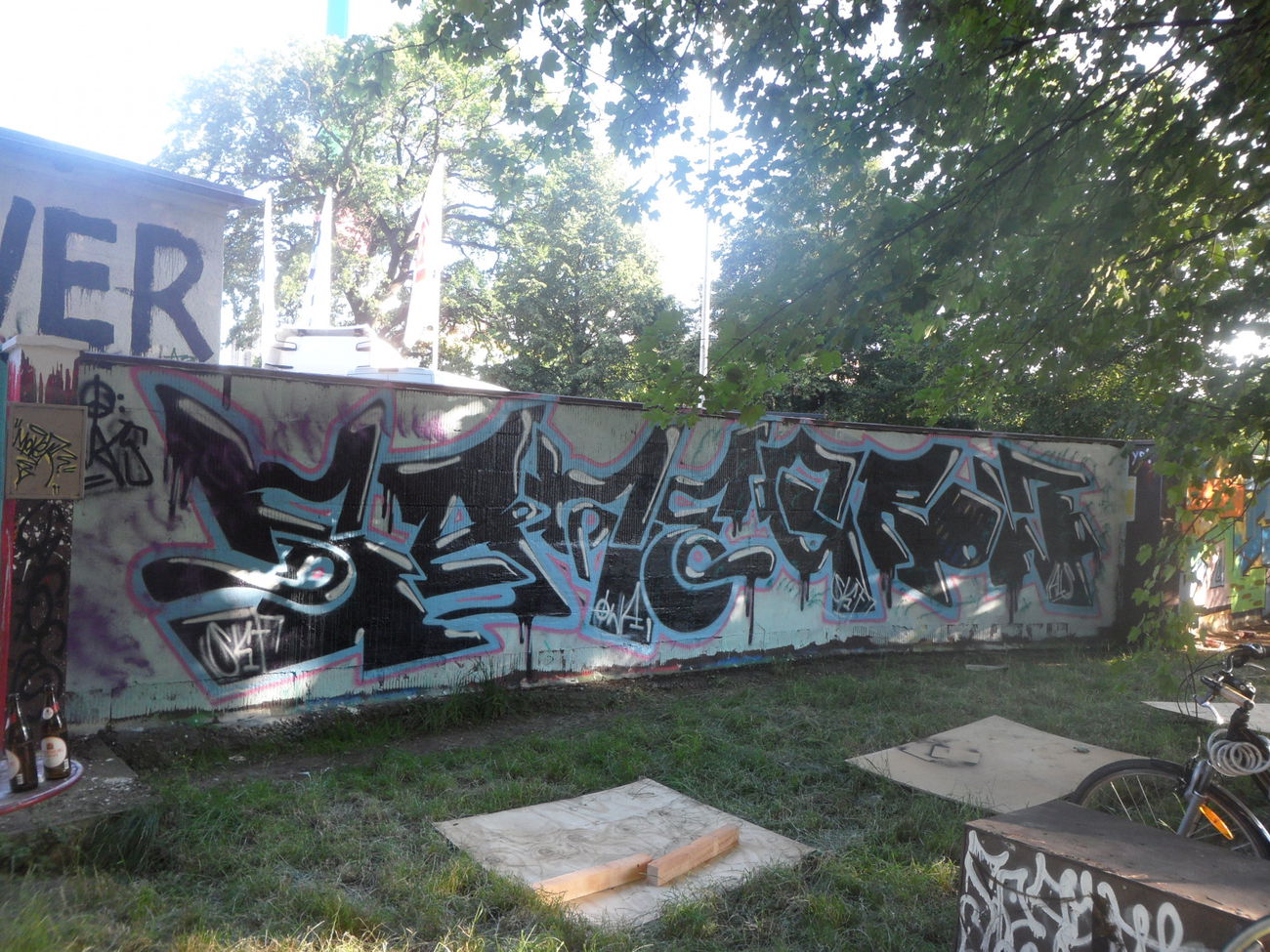 Graffiti Wall - Photo by bergpunk - sage, grow (2015)