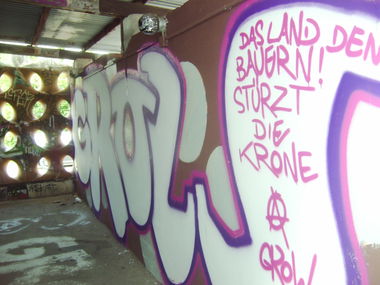 Graffiti Wall - Photo by bergpunk - grow (2011)