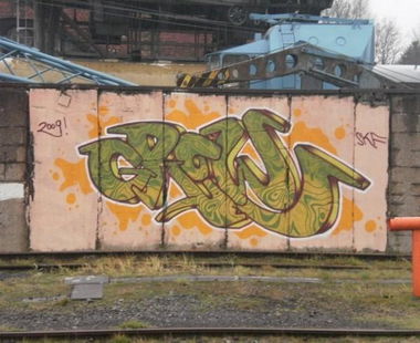 Graffiti Bombing - Photo by bergpunk - grow (2009)