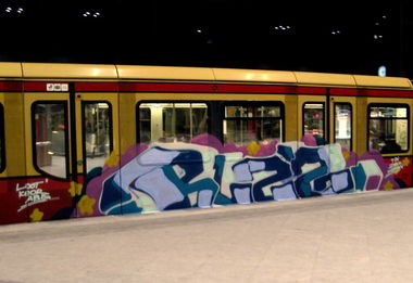 Graffiti Train in Berlin - Photo by berlingraffiti - buzz, s-bahn, train