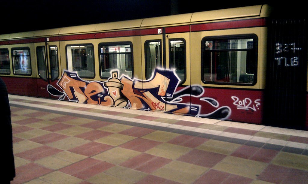 Graffiti Train in Berlin - Photo by berlingraffiti - 327, tlb (2012)