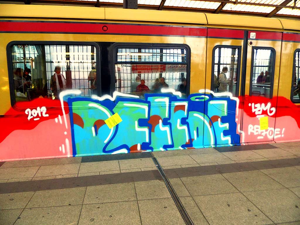 Graffiti Train in Berlin - Photo by berlingraffiti - reefoe, lzm (2012)