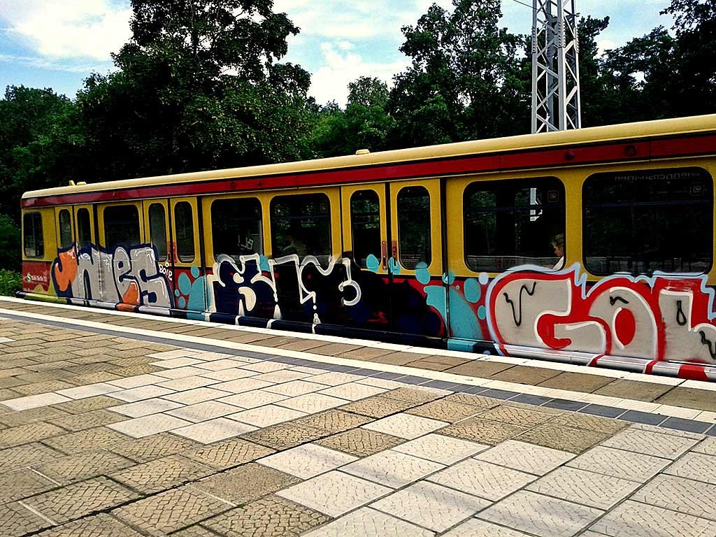 Graffiti Train in Berlin - Photo by berlingraffiti - wes, sle (2012)