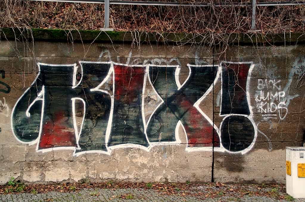 Graffiti Bombing - Photo by berlingraffiti - kix, sma