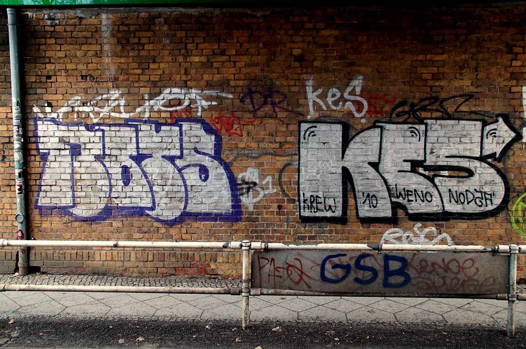 Graffiti Bombing in Berlin - Photo by berlingraffiti - nots, kes
