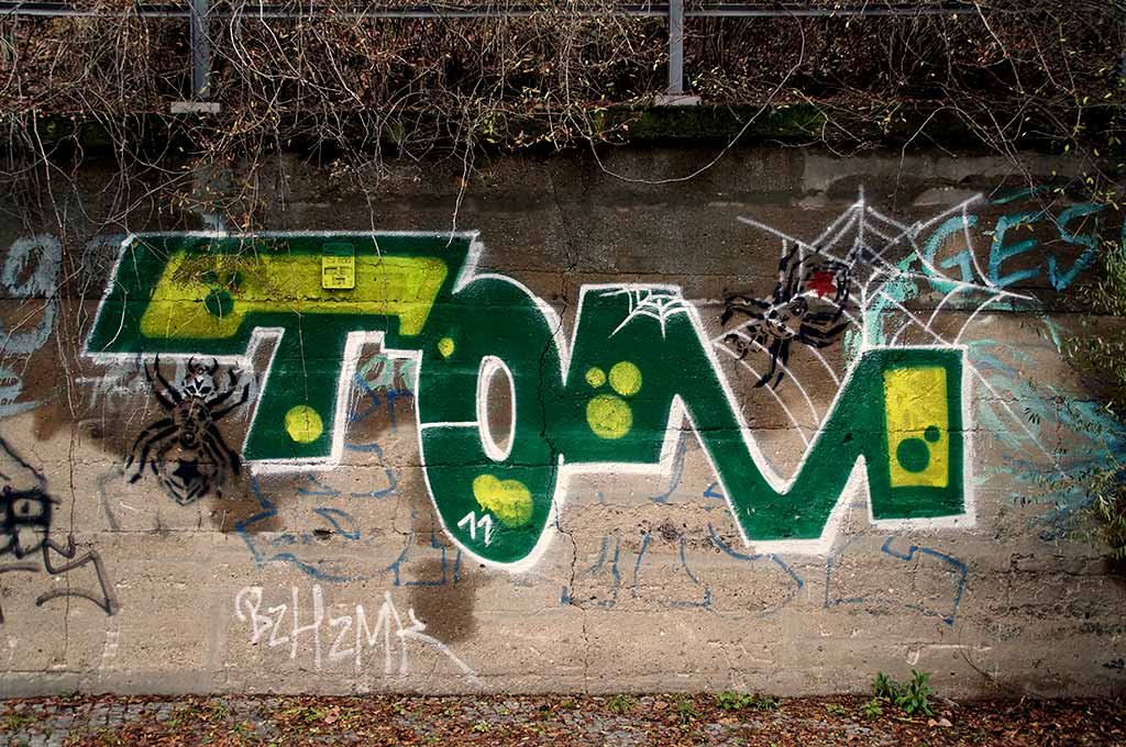 Graffiti Bombing in Berlin - Photo by berlingraffiti