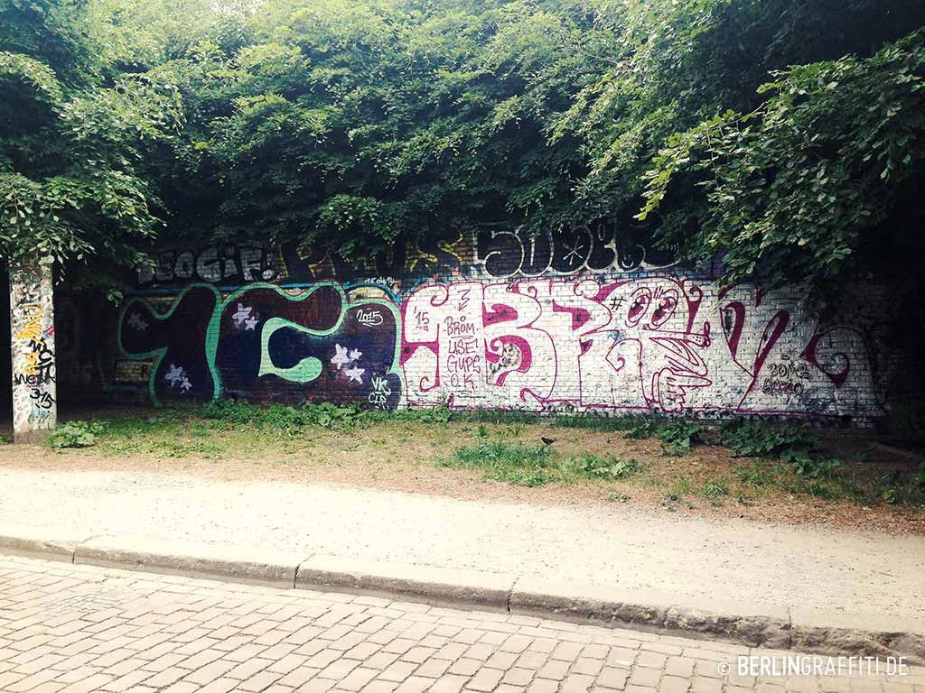 Graffiti Wall in Berlin - Photo by berlingraffiti - brom, use, 1g (2015)