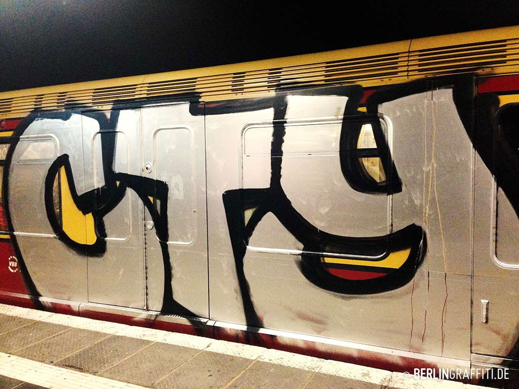 Graffiti Train in Berlin - Photo by berlingraffiti - cty