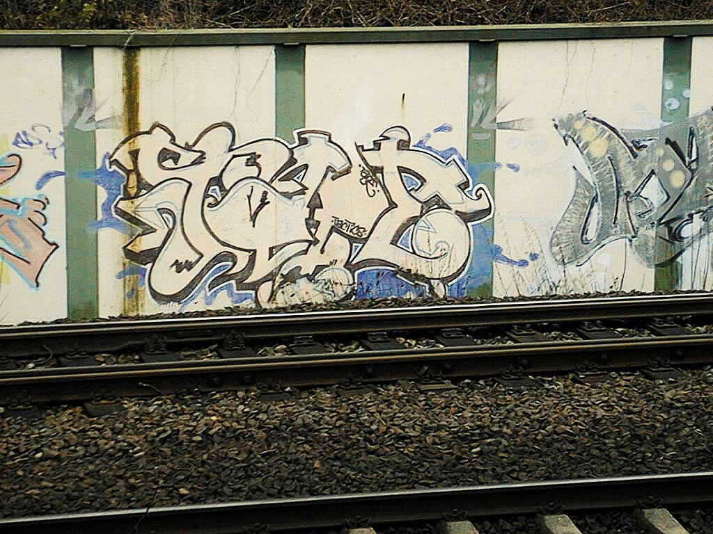 Graffiti Wall in Berlin - Photo by berlingraffiti - jope