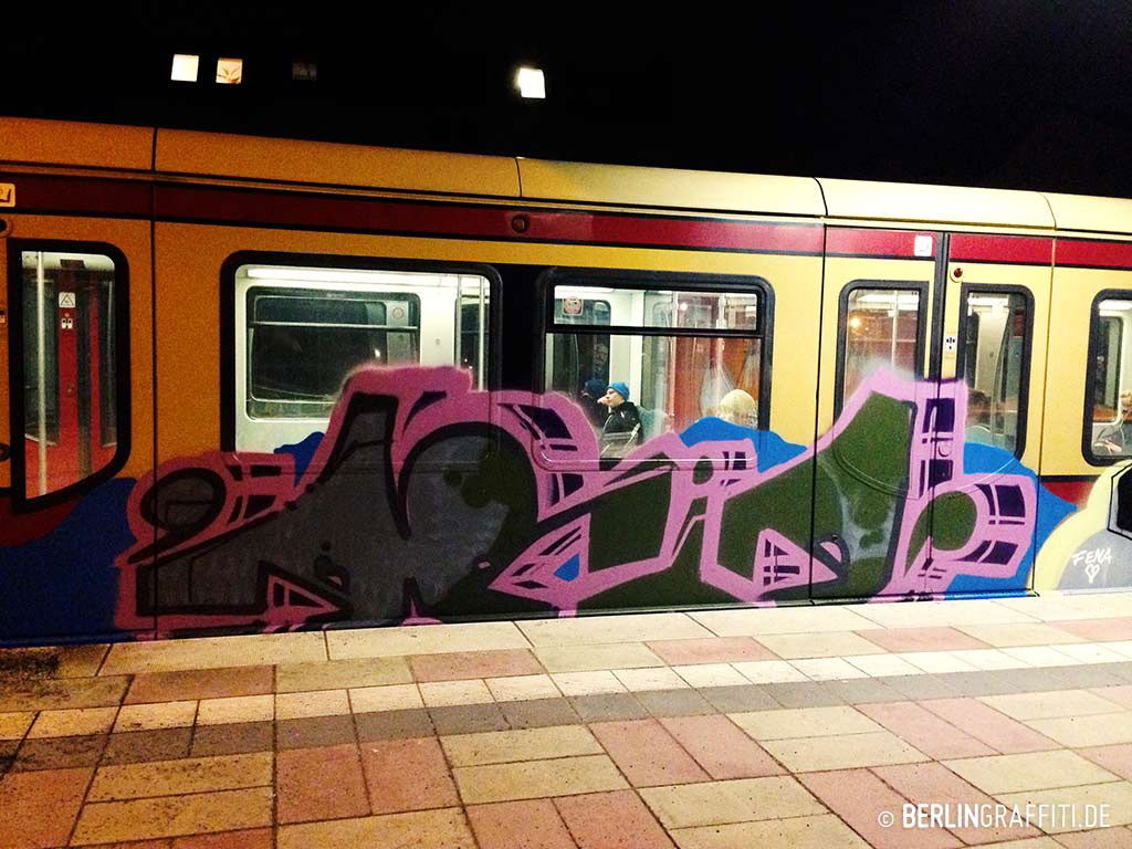Graffiti Train in Berlin - Photo by berlingraffiti - aria