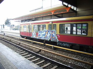 Graffiti Train in Berlin - Photo by berlingraffiti - hk, lyche