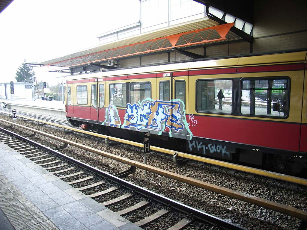 Graffiti Train in Berlin - Photo by berlingraffiti - hk, lyche
