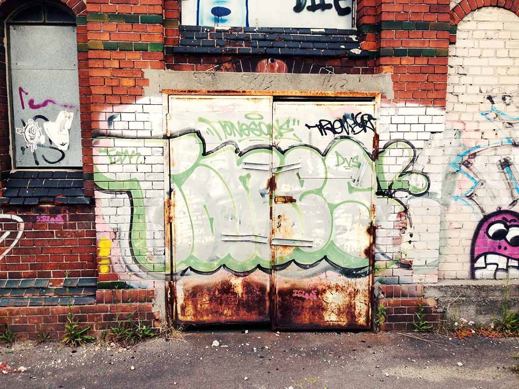 Graffiti Bombing in Berlin - Photo by berlingraffiti - tones