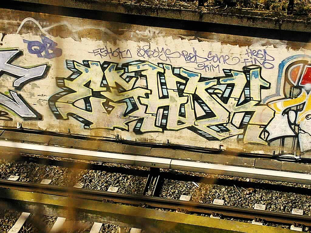 Graffiti Wall in Berlin - Photo by berlingraffiti - eshok, qb