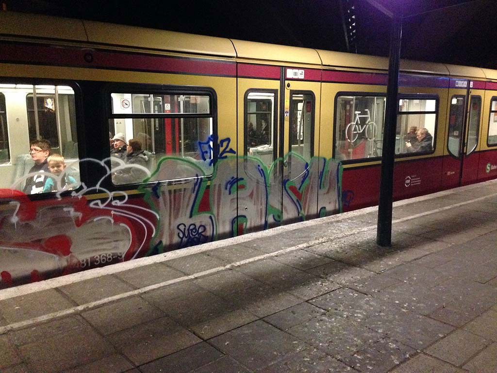 Graffiti Train in Berlin - Photo by berlingraffiti - lash