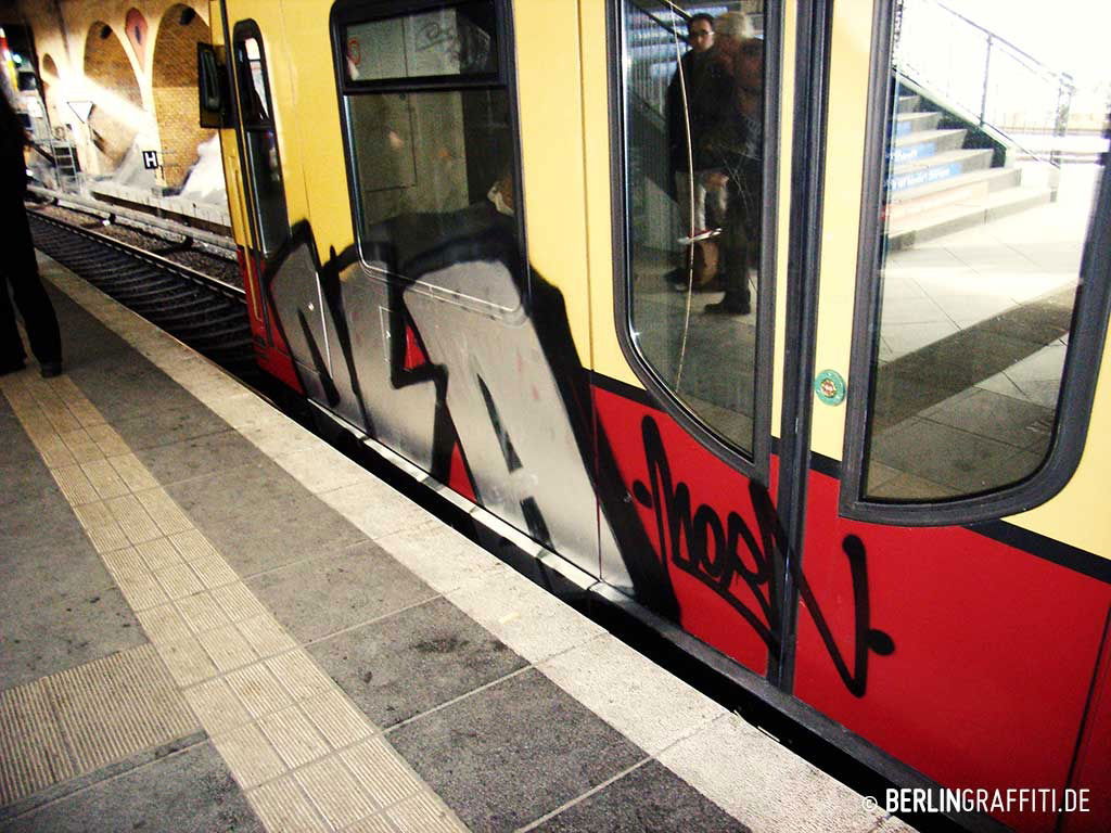 Graffiti Train in Berlin - Photo by berlingraffiti - ola