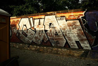 Graffiti Bombing in Berlin - Photo by berlingraffiti - guan