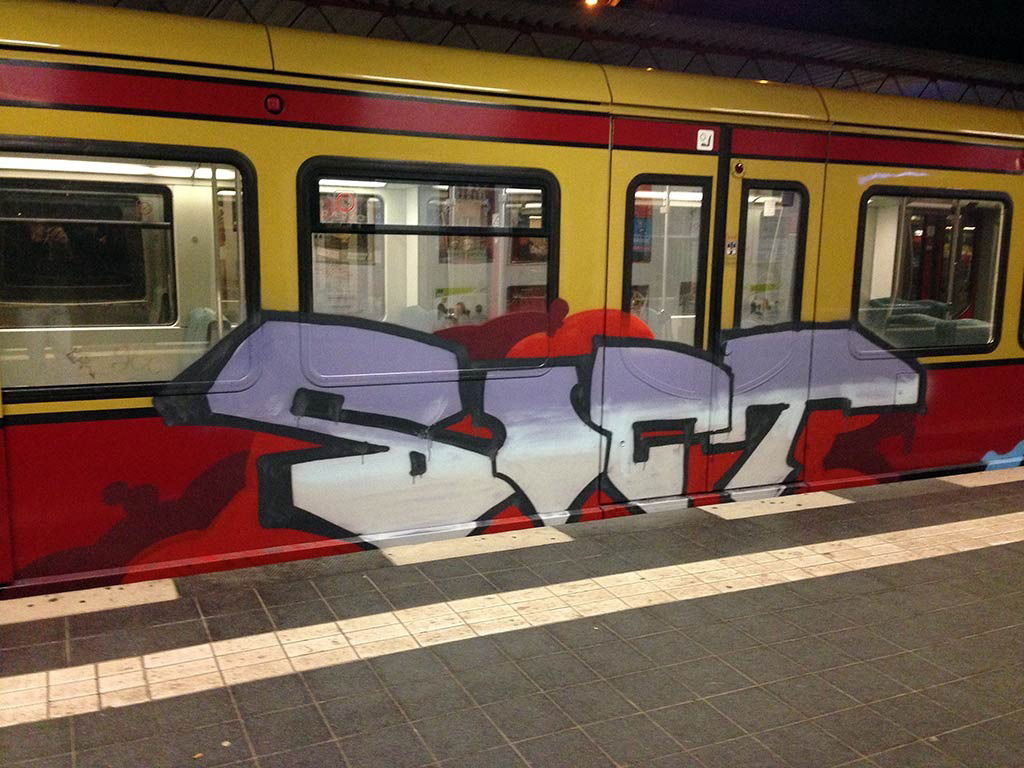 Graffiti Train in Berlin - Photo by berlingraffiti - soct