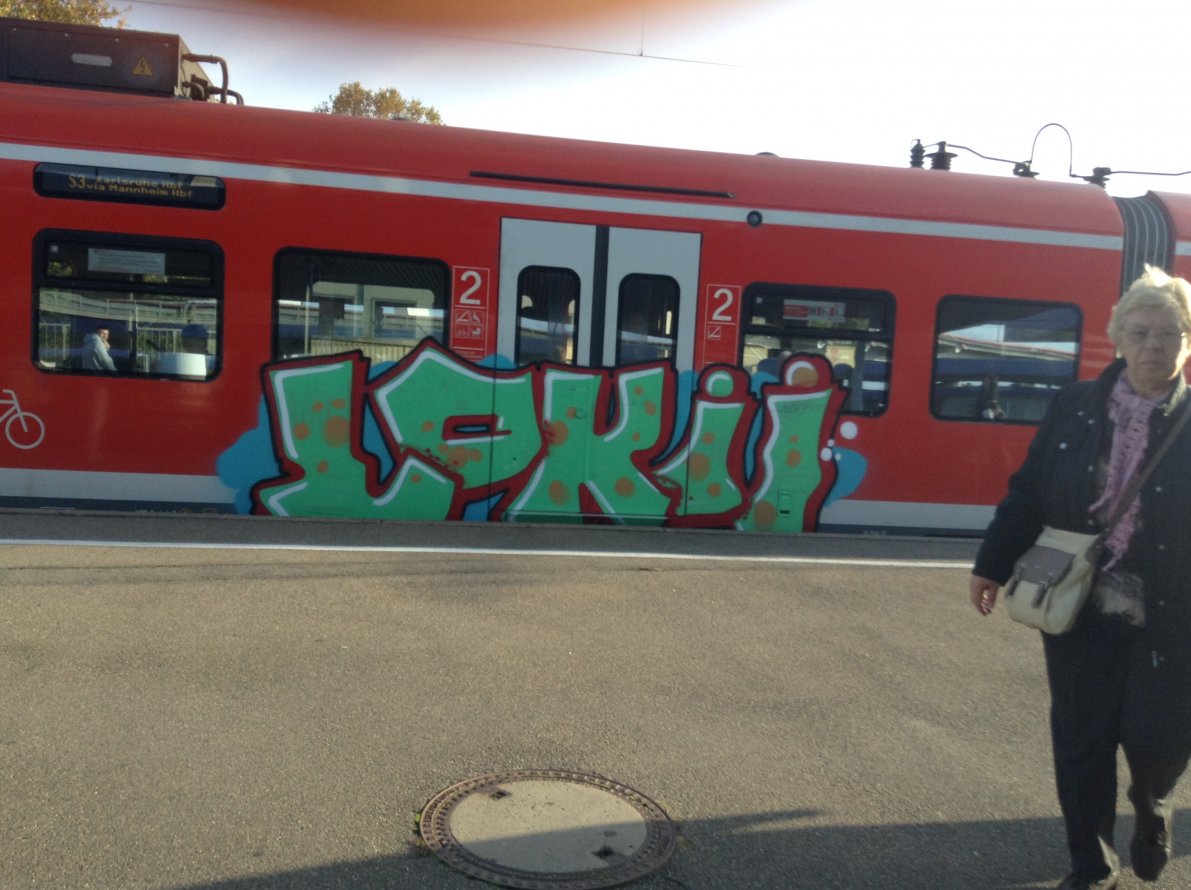 Graffiti Train - Photo by bishgeasy - Lokii