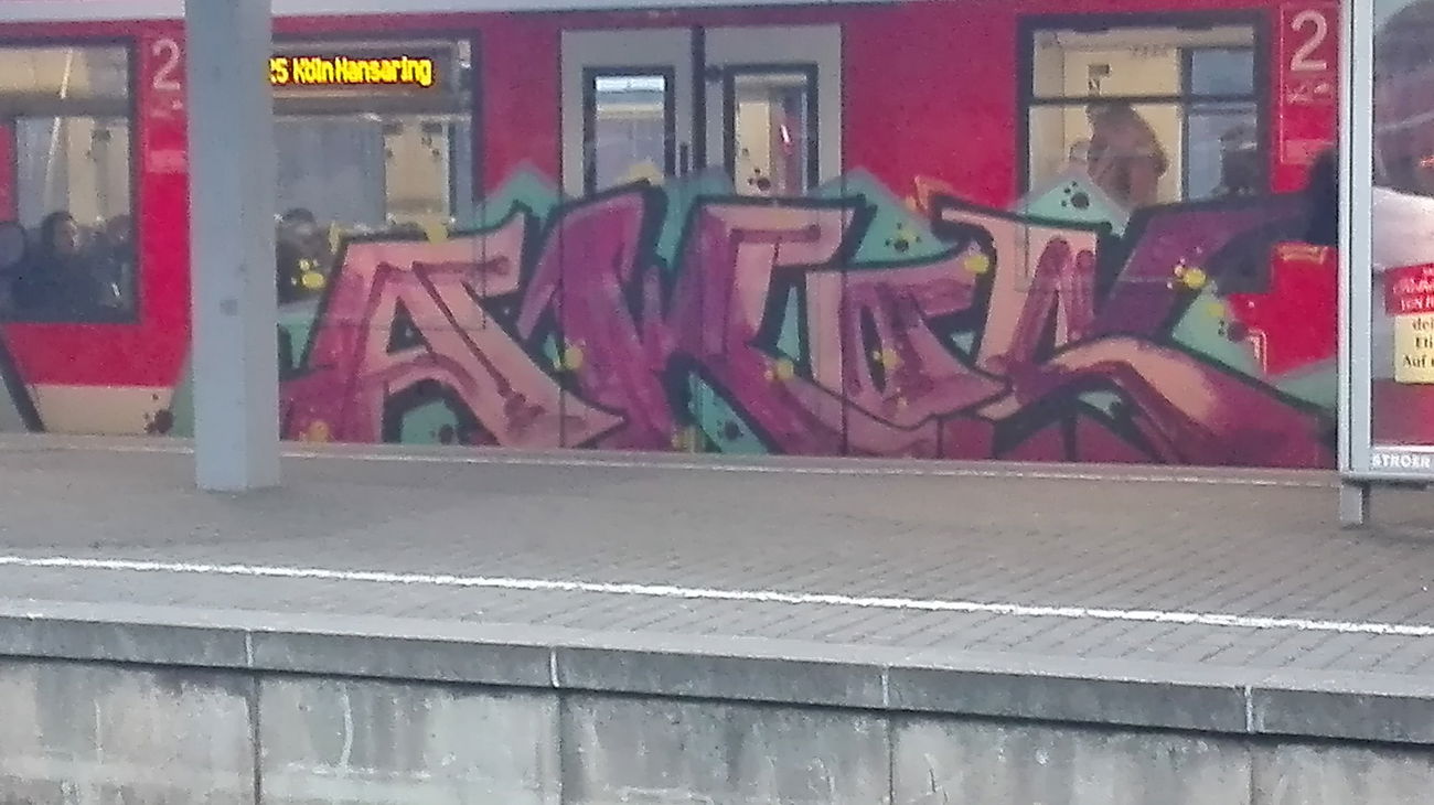 Graffiti Train - Photo by bocat - Akos (2017)