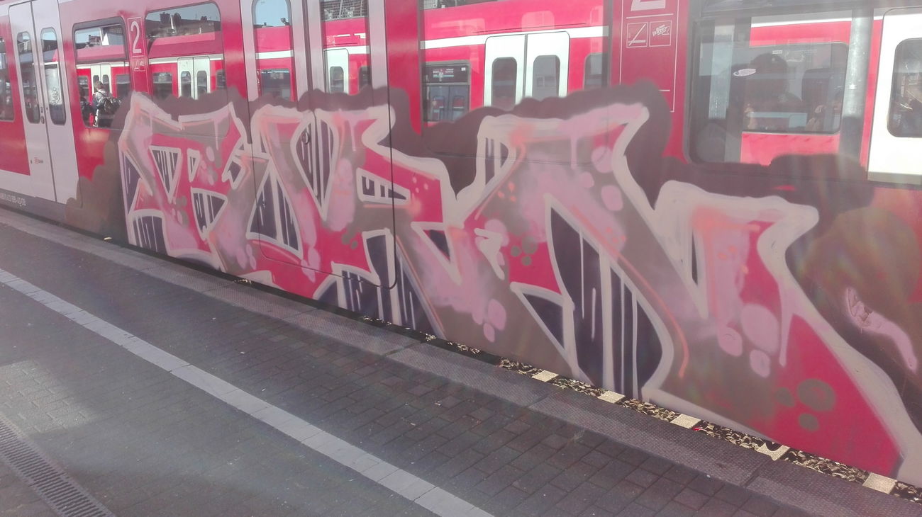 Graffiti Train - Photo by bocat - Turn (2017)