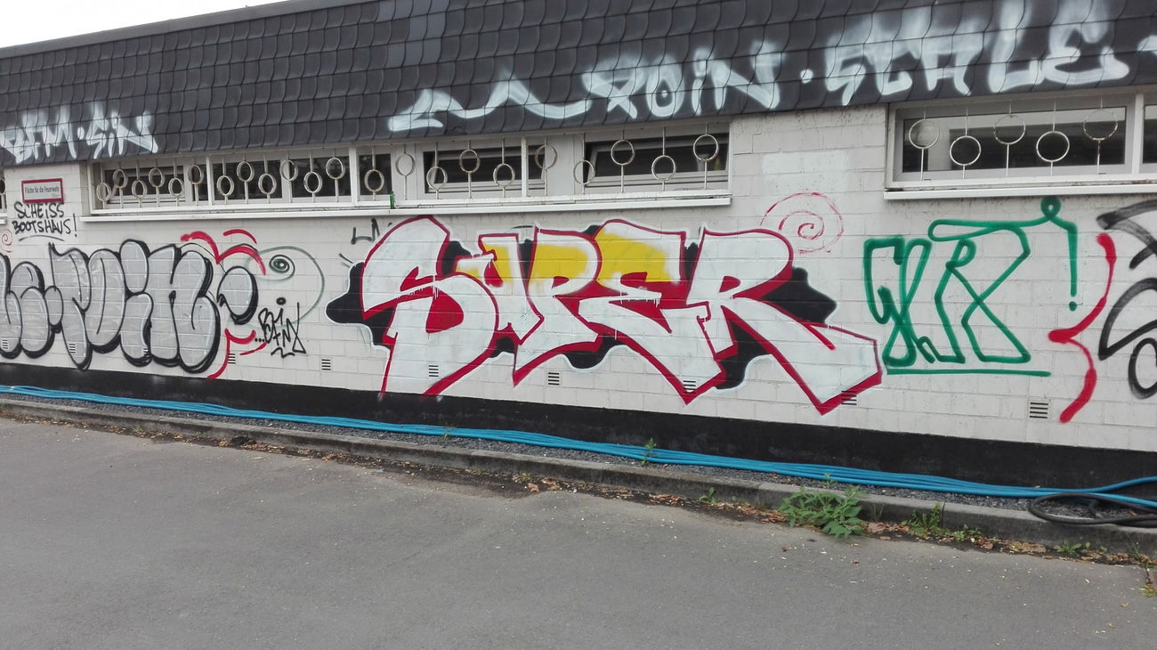 Graffiti Bombing in Köln - Photo by bocat - SUPER (2017)