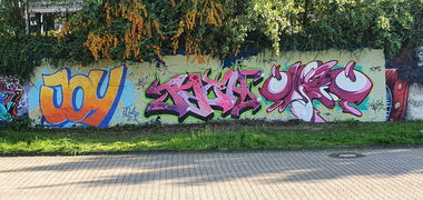 Graffiti Wall - Photo by bocat - JOY, TACH, TWISTER (2020)