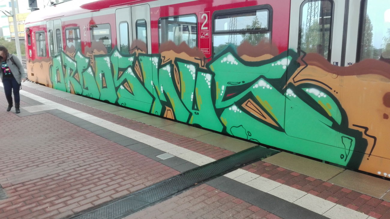 Graffiti Train in Köln - Photo by bocat - Beton
