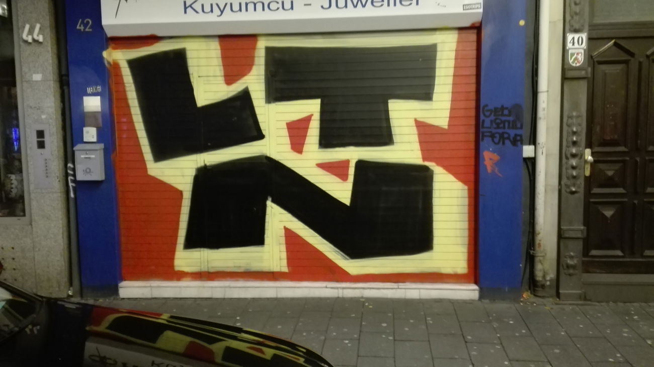 Graffiti Bombing - Photo by bocat - LTN