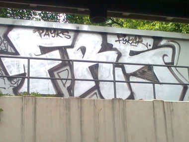 Graffiti Bombing - Photo by bomb4life - frs, 94, berlin