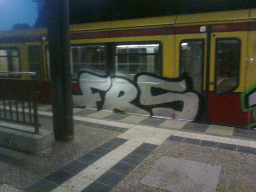 Graffiti Train - Photo by bomb4life - frs, 94, berlin
