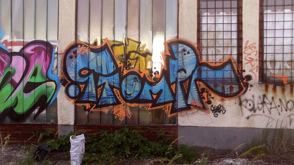 Graffiti Bombing - Photo by bombrstompr - stompr, url, kkv (2013)