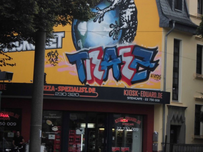 Graffiti Bombing - Photo by bonn - taz, reo (2012)