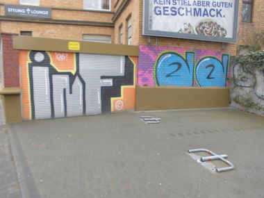 Graffiti Bombing - Photo by bonn - inf, 2l, 2L