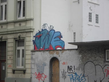 Graffiti Bombing - Photo by bonn - we
